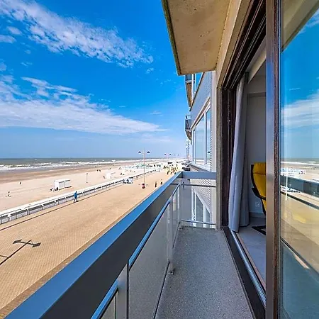 With 3 Bedrooms And Sea View فندق 3*