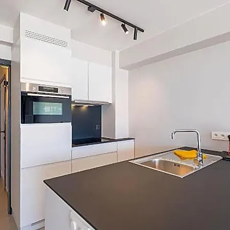 With 3 Bedrooms And Sea View فندق أوستيند